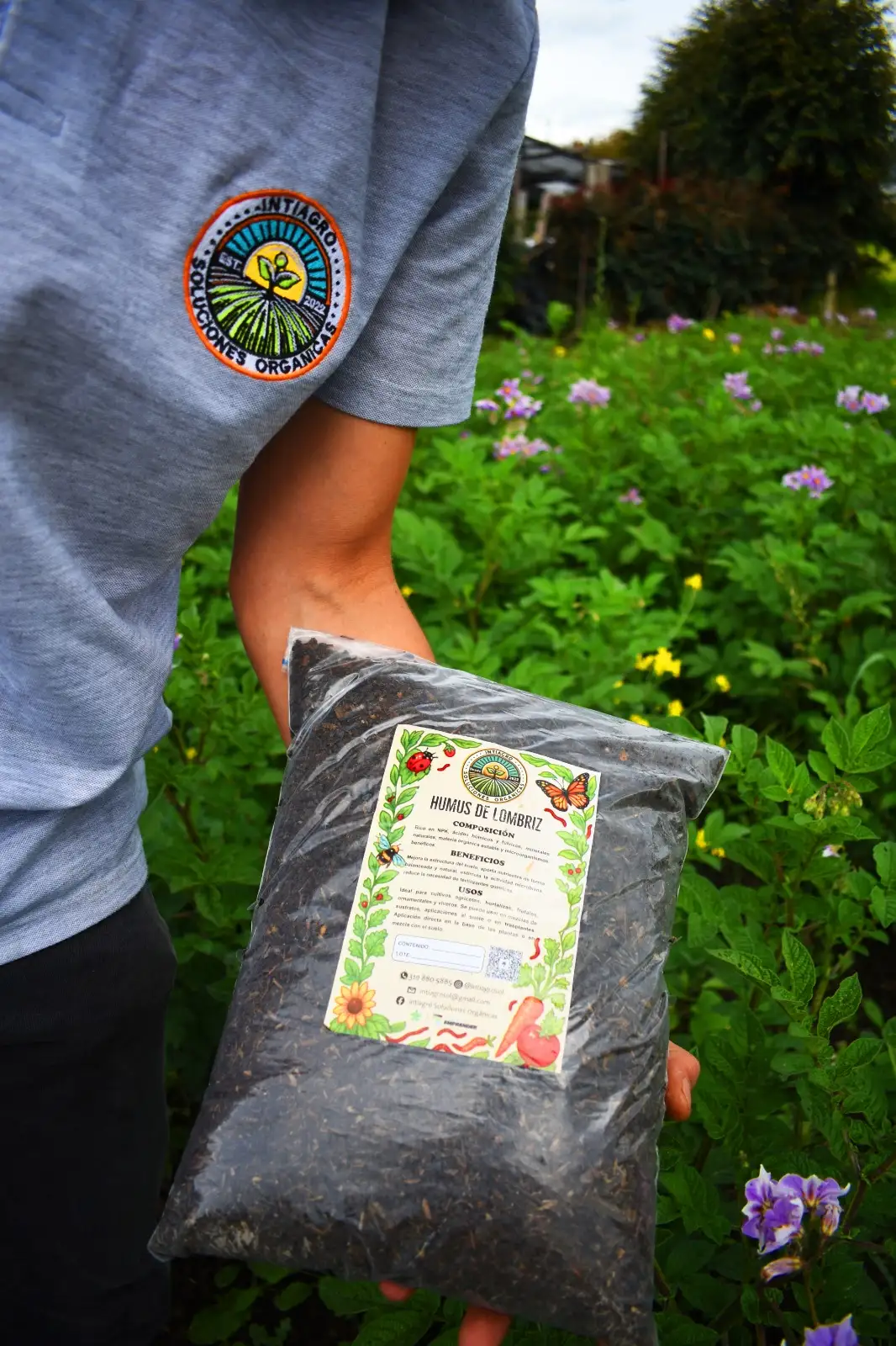 Bolsa de humus de lombriz Intiagro con el logo de la marca